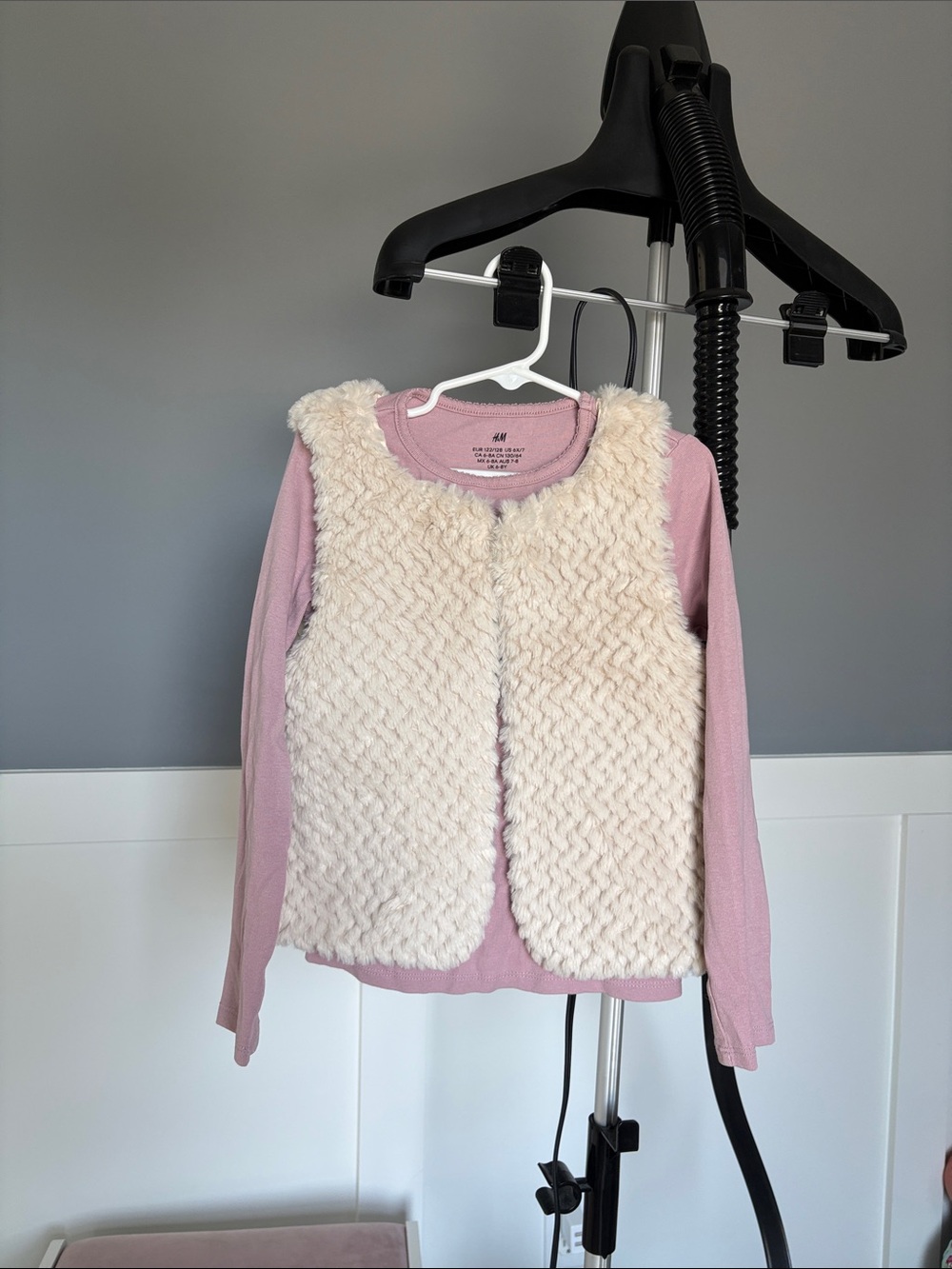 H&M Tshirt and extra soft fluffy vest